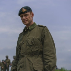 Out Standing (Seule au front)